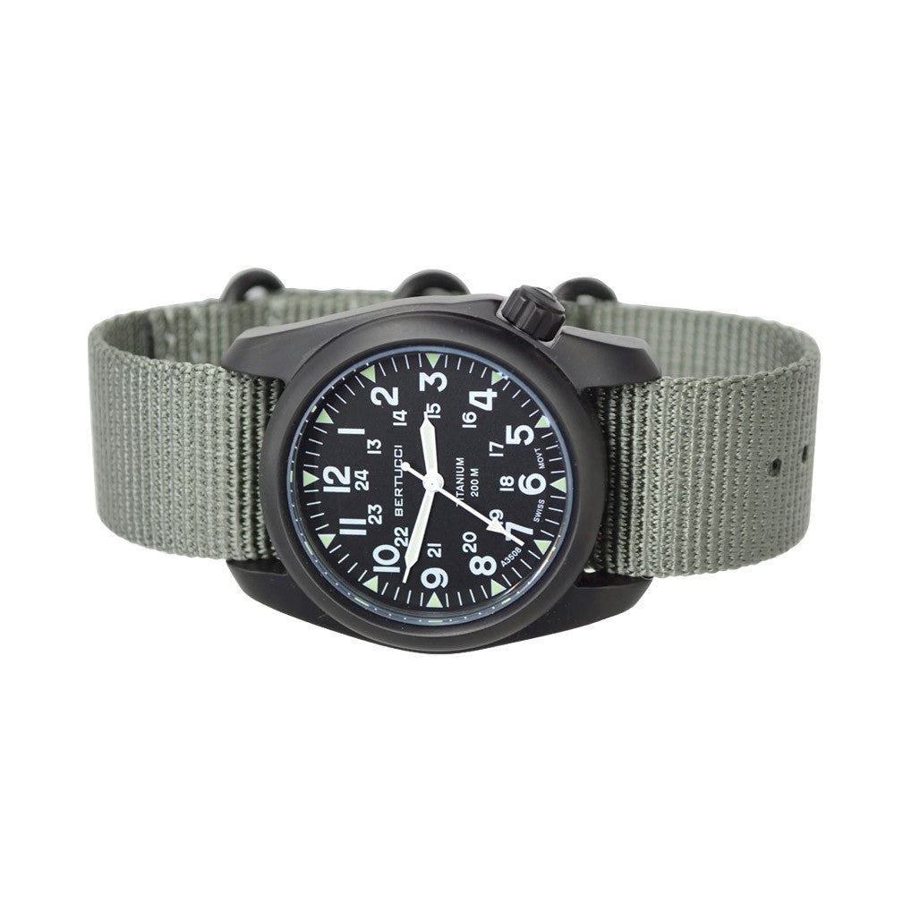 【美品】ベルトゥッチ A-2T VINTAGE 腕時計 ブラック クォーツ Bertucci A-2T Vintage Black Titanium Watch with Olive Drab Nylon